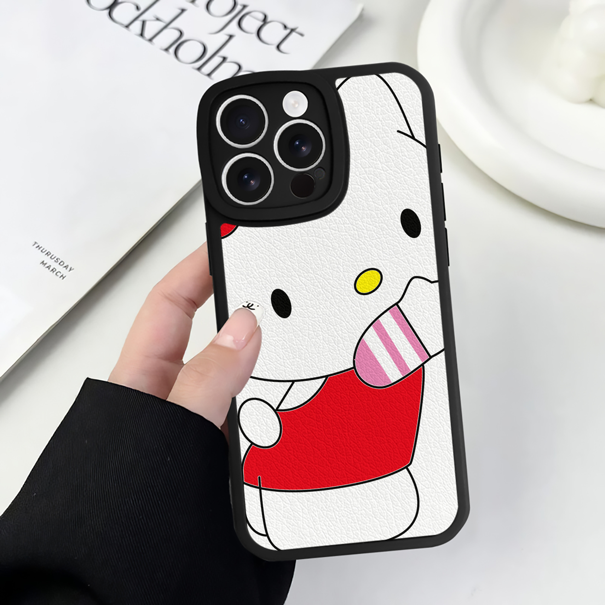 （画像用） Hello Kitty ハローキティ 【iPhone 16シリーズ対応】シリコンスマホケース（レザー調） 材質：シリコン
